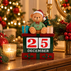 Calendario natalizio con orsacchiotto in resina ambientato tra decorazioni di Natale