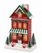 Diorama Casetta Natalizia LED in legno H 27,5 cm EDG Enzo De Gasperi Exclusive, casa rossa con tetto verde innevato, finestre illuminate e abeti natalizi.