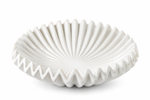 Piatto decorativo Raggiera rotondo EDG Enzo De Gasperi in ceramica bianca lucida Ø 29 cm, con lavorazione radiale tridimensionale e bordo ondulato su sfondo bianco.