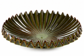 Piatto decorativo Raggiera EDG Enzo De Gasperi in ceramica verde, H 9 × Ø 36,5 cm, con bordo ondulato e lavorazione radiale.