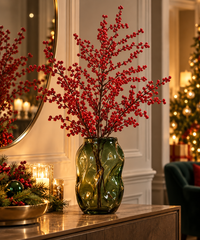 Ramo artificiale Bacche Ilex Rosso H 100 cm ambientato in vaso verde