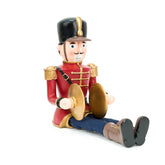Soldatino Schiaccianoci Seduto in Resina e Stoffa con Piatti Orchestrali – H 17,5 cm | Decorazione di Natale per Mensole e Ripiani