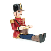 Soldatino Schiaccianoci Seduto in Resina e Stoffa con Tamburo – H 17,5 cm | Decorazione di Natale per Mensole e Ripiani