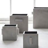 Vaso in cemento quadrato grigio con manici | Vasi di design in cemento Serax - CONFIG0459