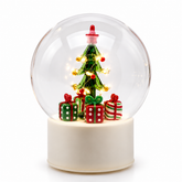 Sfera Twist natalizia in vetro EDG Enzo De Gasperi H18 cm con albero di Natale verde, pacchi regalo multicolor, illuminazione LED e movimento.