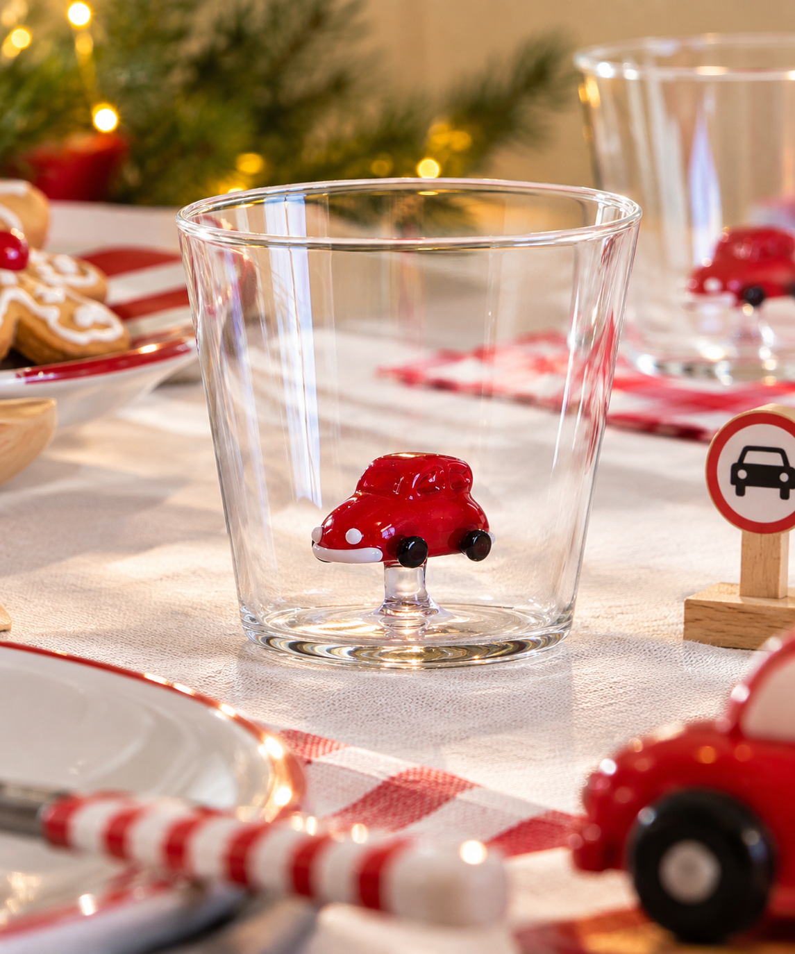 Tumbler Macchina Rossa Sweet & Candy di Ichendorf Milano in vetro, ambientato sulla tavola di Natale