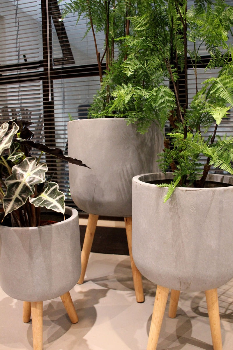 Vaso in cemento e resina su piedi in legno - CONFIG0168