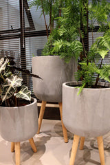 Vaso in cemento e resina su piedi in legno - CONFIG0168