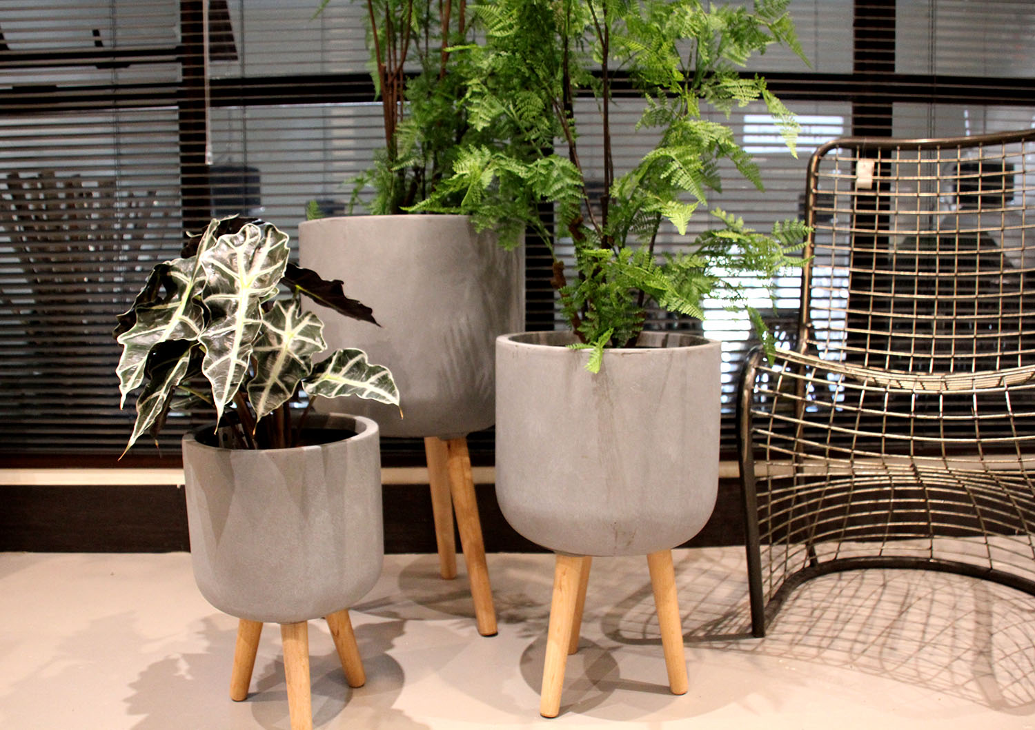 Vaso in cemento e resina su piedi in legno - CONFIG0168