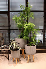 Vaso in cemento e resina su piedi in legno - CONFIG0168