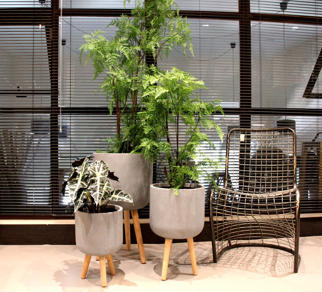 Vaso in cemento e resina su piedi in legno - CONFIG0168