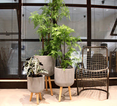 Vaso in cemento e resina su piedi in legno - CONFIG0168