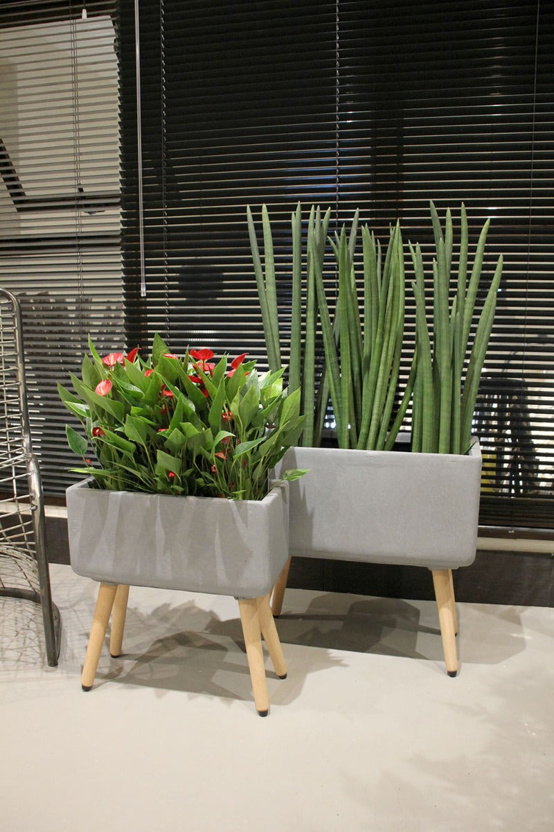 Vaso rettangolare in cemento e resina su gambe in legno - CONFIG0171