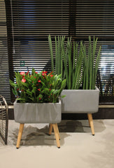 Vaso rettangolare in cemento e resina su gambe in legno - CONFIG0171