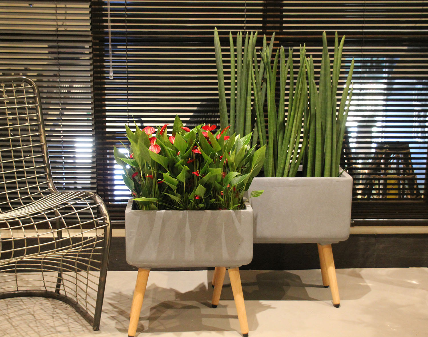 Vaso rettangolare in cemento e resina su gambe in legno - CONFIG0171