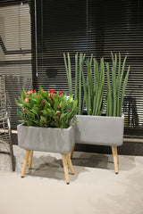 Vaso rettangolare in cemento e resina su gambe in legno - CONFIG0171