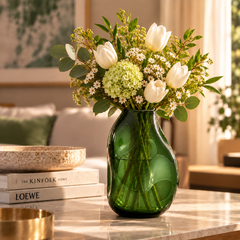 Vaso Ammaccato EDG Enzo De Gasperi in vetro verde Ø 18 × H 23 ambientato