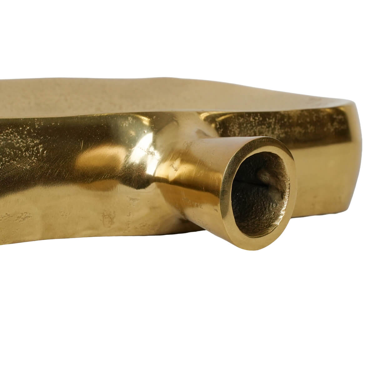 Dettaglio finitura dorata materica del vaso rettangolare in alluminio oro