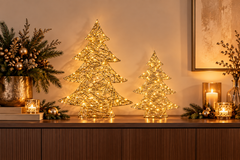 Alberi LED Stripes Oro EDG Enzo De Gasperi H 40 e H 60 cm con MicroLED a luce calda, ambientati su madia in composizione natalizia.