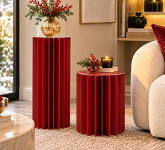 Alzate arredo Origami New rosse EDG Enzo De Gasperi H40 e H80 cm, con struttura geometrica pieghettata, ambientate in soggiorno moderno con vasi, composizioni floreali e decorazioni natalizie.