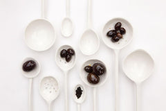 Mestolo forato S: Cucchiaio ceramica finger food o per olive Serax - B6915150