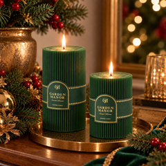 Candele Moccolo a Righe Verde EDG Enzo De Gasperi ambientate in un elegante piatto oro centrotavola