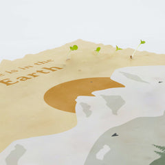 Cartolina Piantabile “Love is in the Earth” – Biglietto Ecologico con Semi di Camomilla