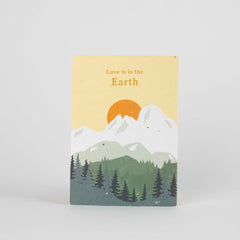 Cartolina Piantabile “Love is in the Earth” – Biglietto Ecologico con Semi di Camomilla