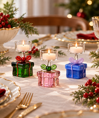 Tealight Christmas Tales a forma di pacco regalo Ichendorf Milano in vetro verde rosa e azzurro su tavola di Natale