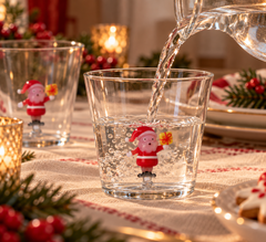 Christmas Tales Tumbler Babbo Natale con Pacco Giallo Ichendorf Milano ambientato con acqua