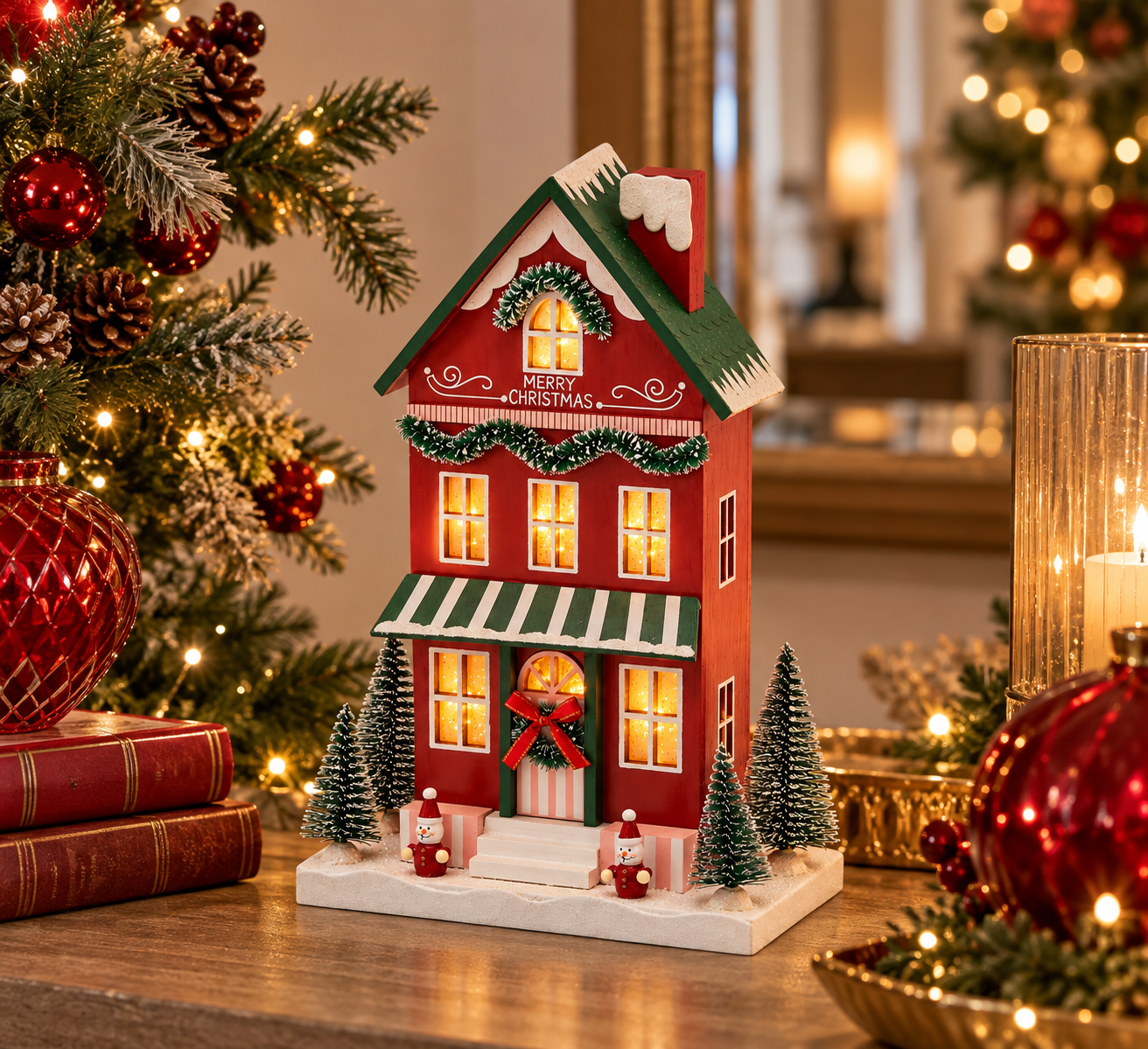 Diorama Casetta Natalizia LED EDG Enzo De Gasperi Exclusive ambientata su un mobile con albero di Natale, decorazioni rosse e luci calde, per un'atmosfera natalizia accogliente.