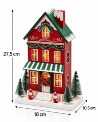 Diorama Casetta Natalizia LED in legno EDG Enzo De Gasperi Exclusive, con dimensioni H 27,5 × L 18 × P 10,5 cm, finestre illuminate e decorazioni natalizie innevate.