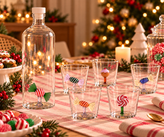 Bottiglia e tumbler Sweet & Candy Ichendorf Milano in vetro con decorazioni a forma di caramella, ambientazione natalizia