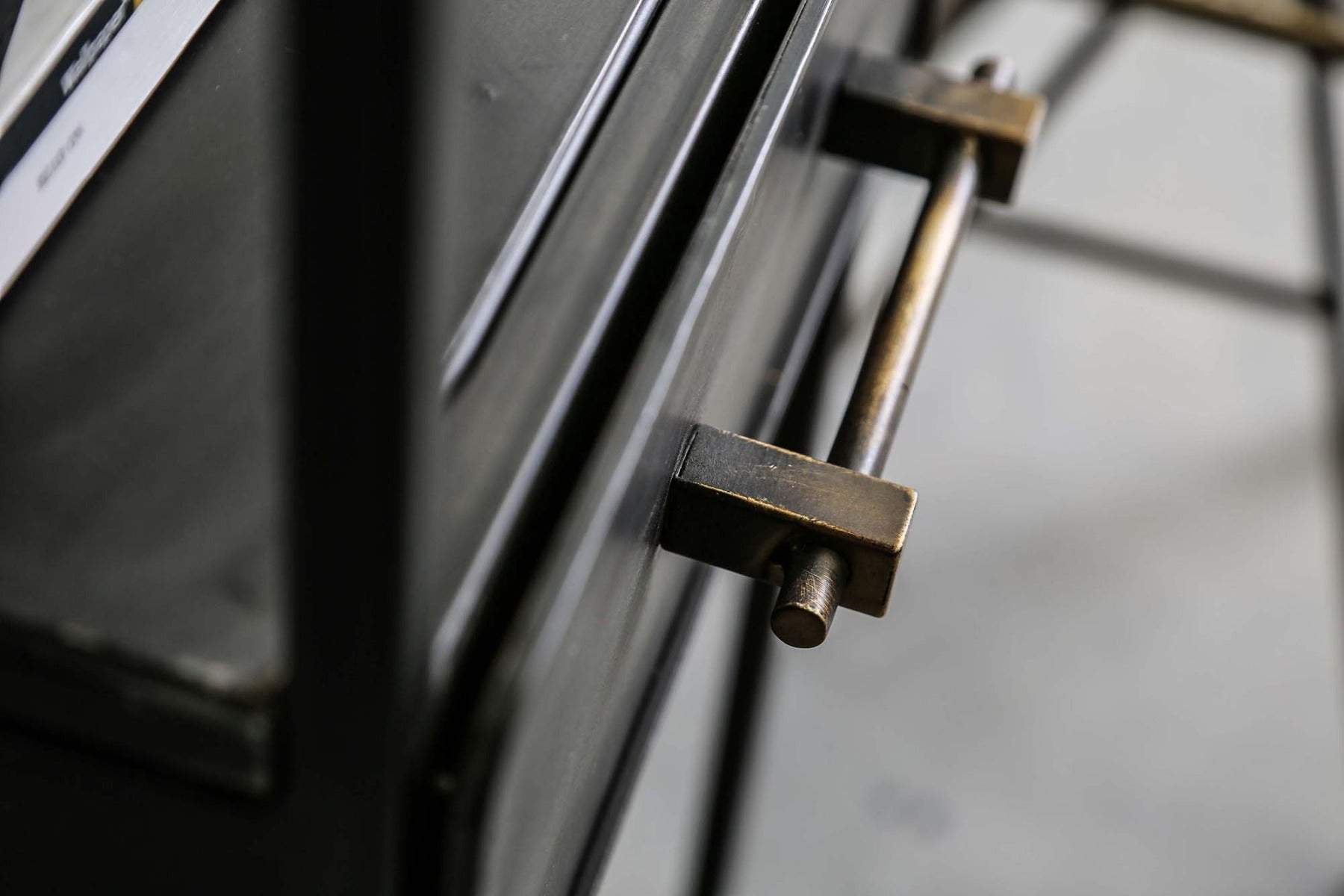 Scrivania Jago in metallo nero con scaffale alto impugnatura oro - 692665