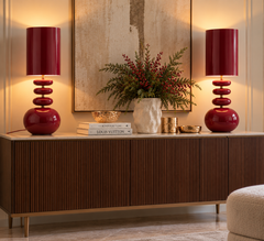 Lampada da Tavolo Strati Bordeaux EDG Enzo De Gasperi ambientata su mobile in interno contemporaneo