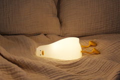 Lampada da notte Winkee Duck accesa con luce soffusa