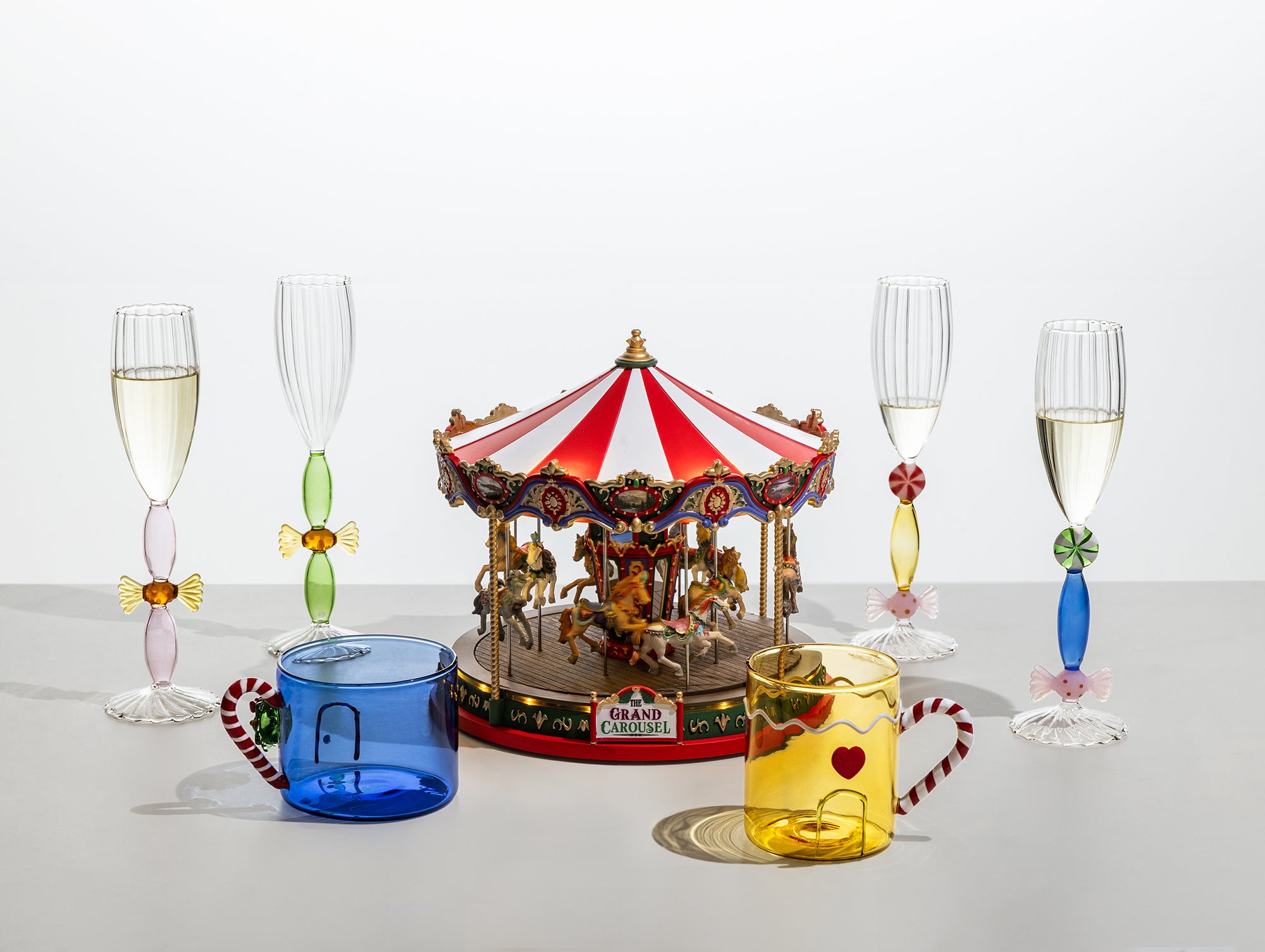 Mug giallo Sweet & Candy con manico a bastoncino di zucchero Ichendorf Milano ambientata