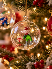 Palla di Natale con elfo verde e pacco regalo Christmas Tales Ichendorf Milano appesa all’albero