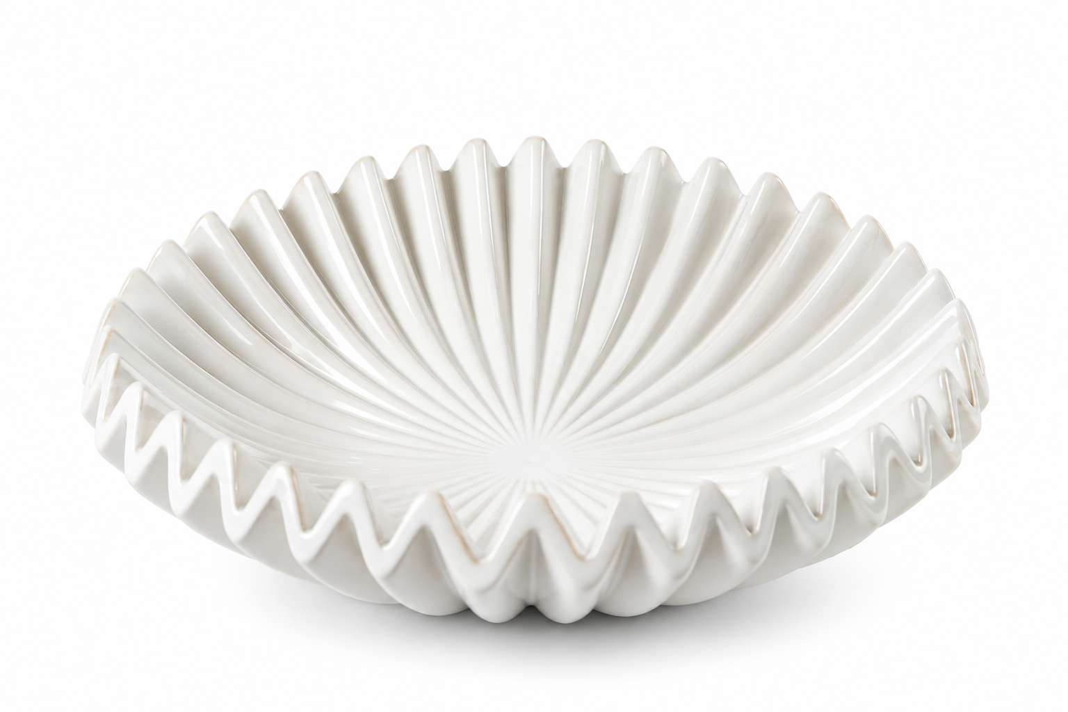 Piatto decorativo Raggiera rotondo EDG Enzo De Gasperi in ceramica bianca lucida Ø 29 cm, con lavorazione radiale tridimensionale e bordo ondulato su sfondo bianco.