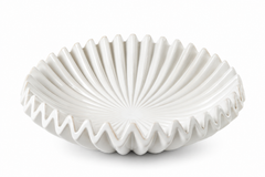 Piatto decorativo Raggiera rotondo EDG Enzo De Gasperi in ceramica bianca lucida Ø 29 cm, con lavorazione radiale tridimensionale e bordo ondulato su sfondo bianco.