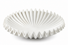 Piatto decorativo Raggiera rotondo EDG Enzo De Gasperi in ceramica bianca lucida, H 9 × Ø 36,5 cm, con lavorazione radiale tridimensionale e bordo ondulato su sfondo bianco.