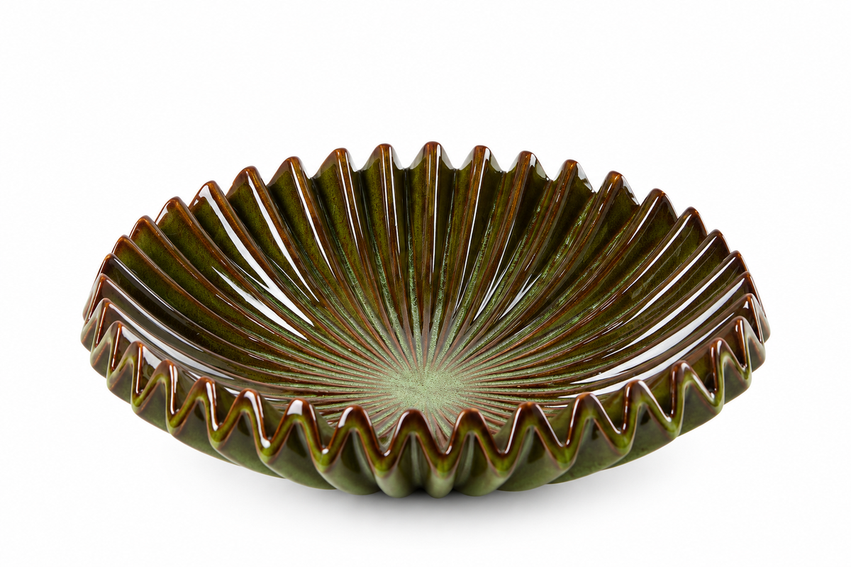 Piatto decorativo Raggiera rotondo EDG Enzo De Gasperi in ceramica verde lucida Ø 29 cm, con lavorazione radiale tridimensionale e bordo ondulato su sfondo bianco.