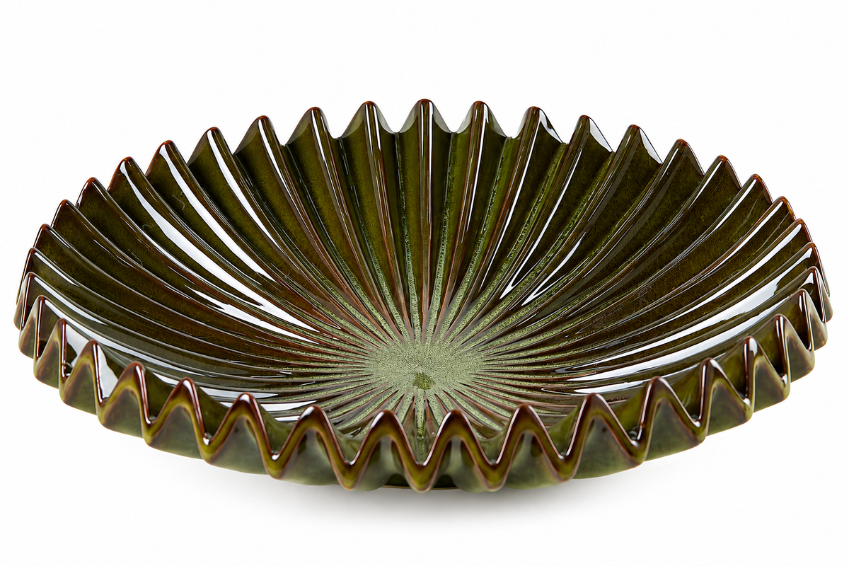 Piatto decorativo Raggiera EDG Enzo De Gasperi in ceramica verde, H 9 × Ø 36,5 cm, con bordo ondulato e lavorazione radiale.