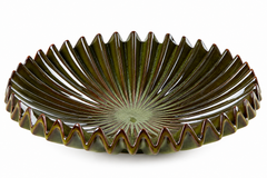 Piatto decorativo Raggiera EDG Enzo De Gasperi in ceramica verde, H 9 × Ø 36,5 cm, con bordo ondulato e lavorazione radiale.
