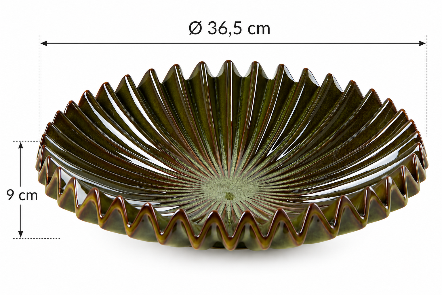 Piatto decorativo Raggiera EDG Enzo De Gasperi in ceramica verde con bordo ondulato, altezza 9 cm e diametro 36,5 cm.