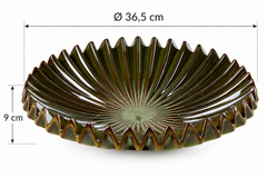 Piatto decorativo Raggiera EDG Enzo De Gasperi in ceramica verde con bordo ondulato, altezza 9 cm e diametro 36,5 cm.
