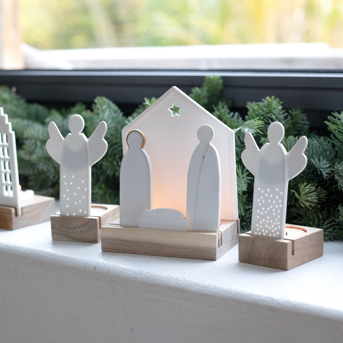 Porta Tealight Presepe in ceramica su base in legno - 4990433