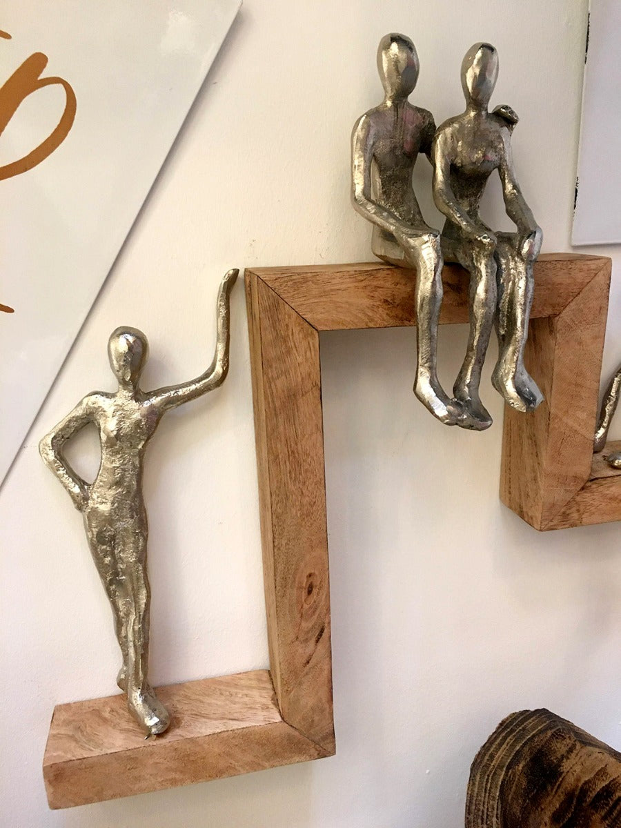 Statua 4 personaggi relax in alluminio su legno - 91118