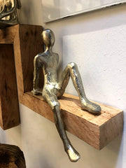 Statua 4 personaggi relax in alluminio su legno - 91118