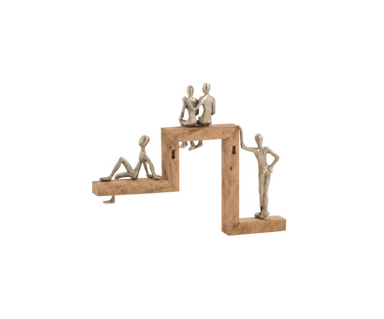 Statua 4 personaggi relax in alluminio su legno - 91118